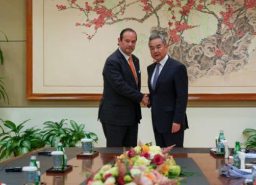 谈成了，巴拿马当场改口 当地时间5月26日，在巴拿马不懈努力下，终于和中国外