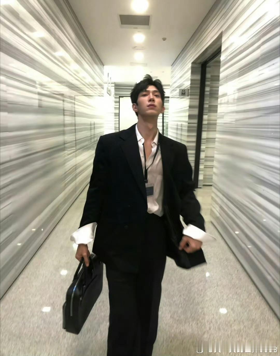 井柏然我发现他一个非常有意思的地方那就是他明明长得不帅，但是每次在一堆人里面