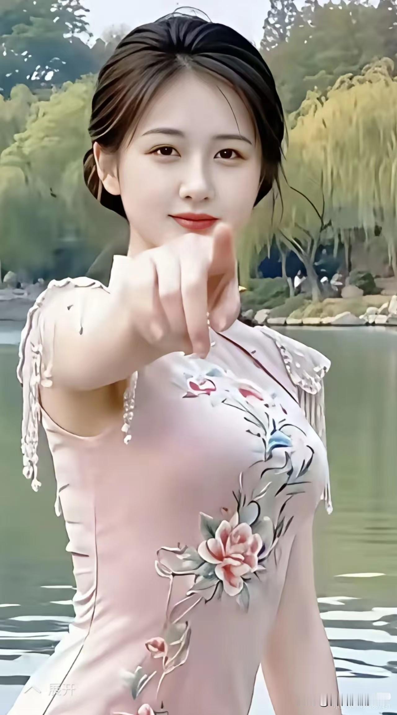 南乡一剪梅·临水旗袍烟柳映清塘，粉绣旗袍韵自扬。笑指人间风月处，眉也含芳