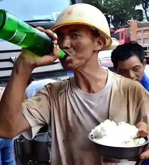 🌞大家发现没？一些农民工饭前总喜欢拿一瓶啤酒，并且在很短时间内喝下去，然后