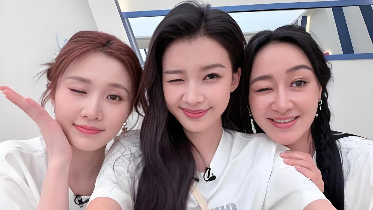 近日，孙怡在社交平台上分享了一张与张慧雯、赵子琪的合影，三人脸上洋溢着真挚的笑容