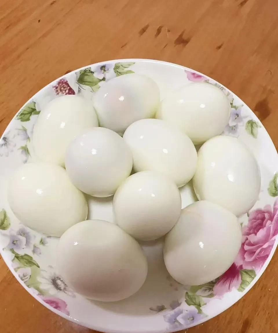 早上看到老妈煮的这一盘白煮蛋，我都懵了，家里就六口人，煮这么多咋吃得完呀！一直