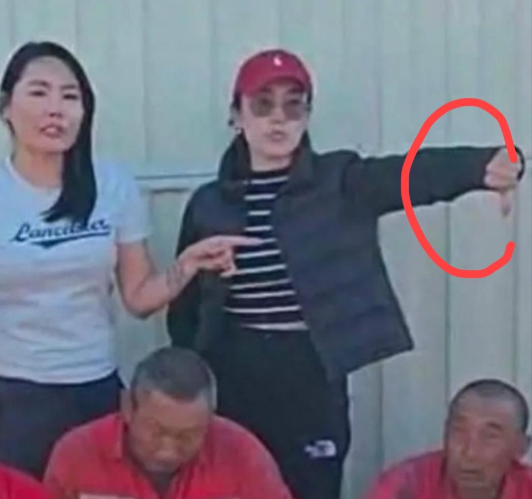 这两个蒙古国女人嚣张至极，你看其中一个女人的手势，下面坐着的中国工人被迫没反抗，