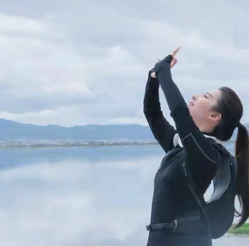 在湖边伸展，感受大自然的美好！🌿💐
