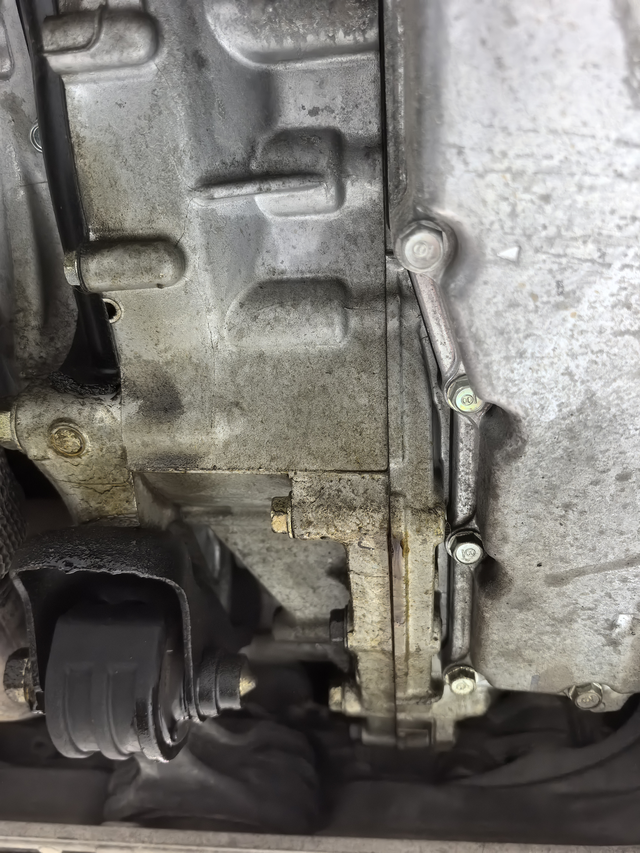 23款思域漏油23款思域一年半漏油了，维修需要抬发动机造成车辆贬值谁来负责？