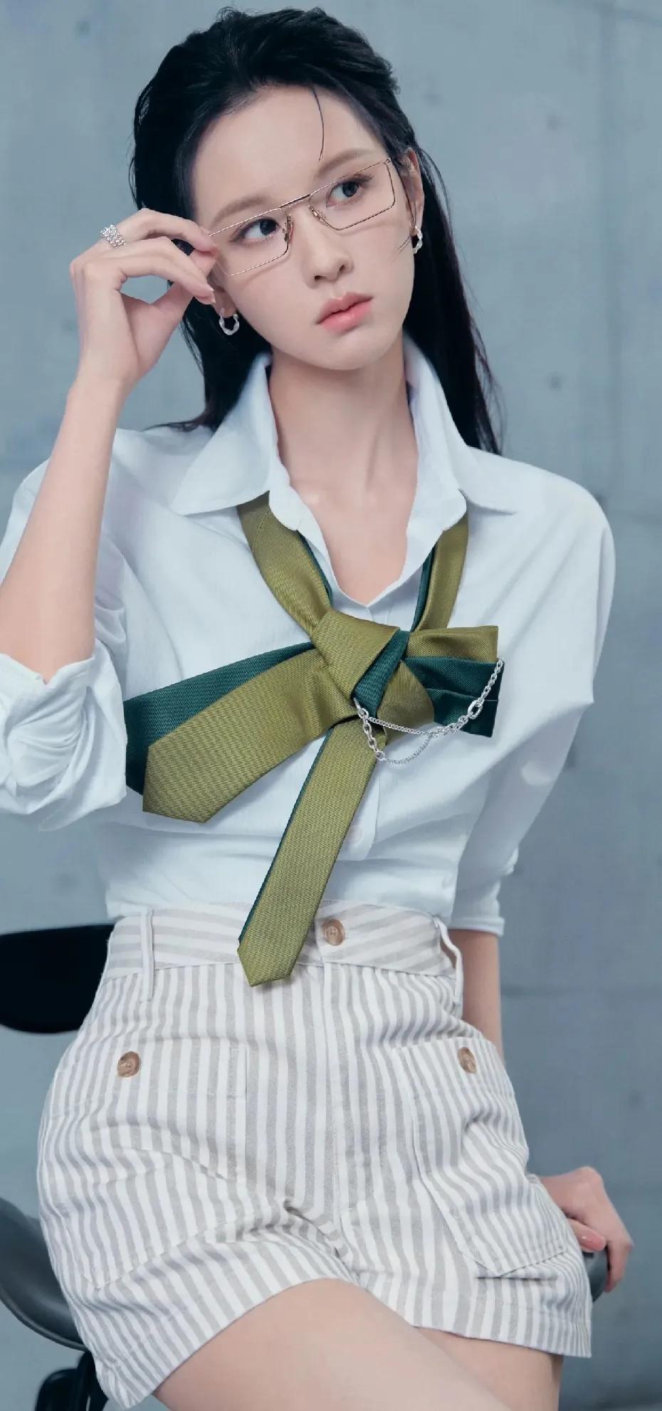 被陈都灵的新造型狠狠惊艳到！🥰现身零跑发布会，清爽白衬衫搭配条纹热裤，温柔又
