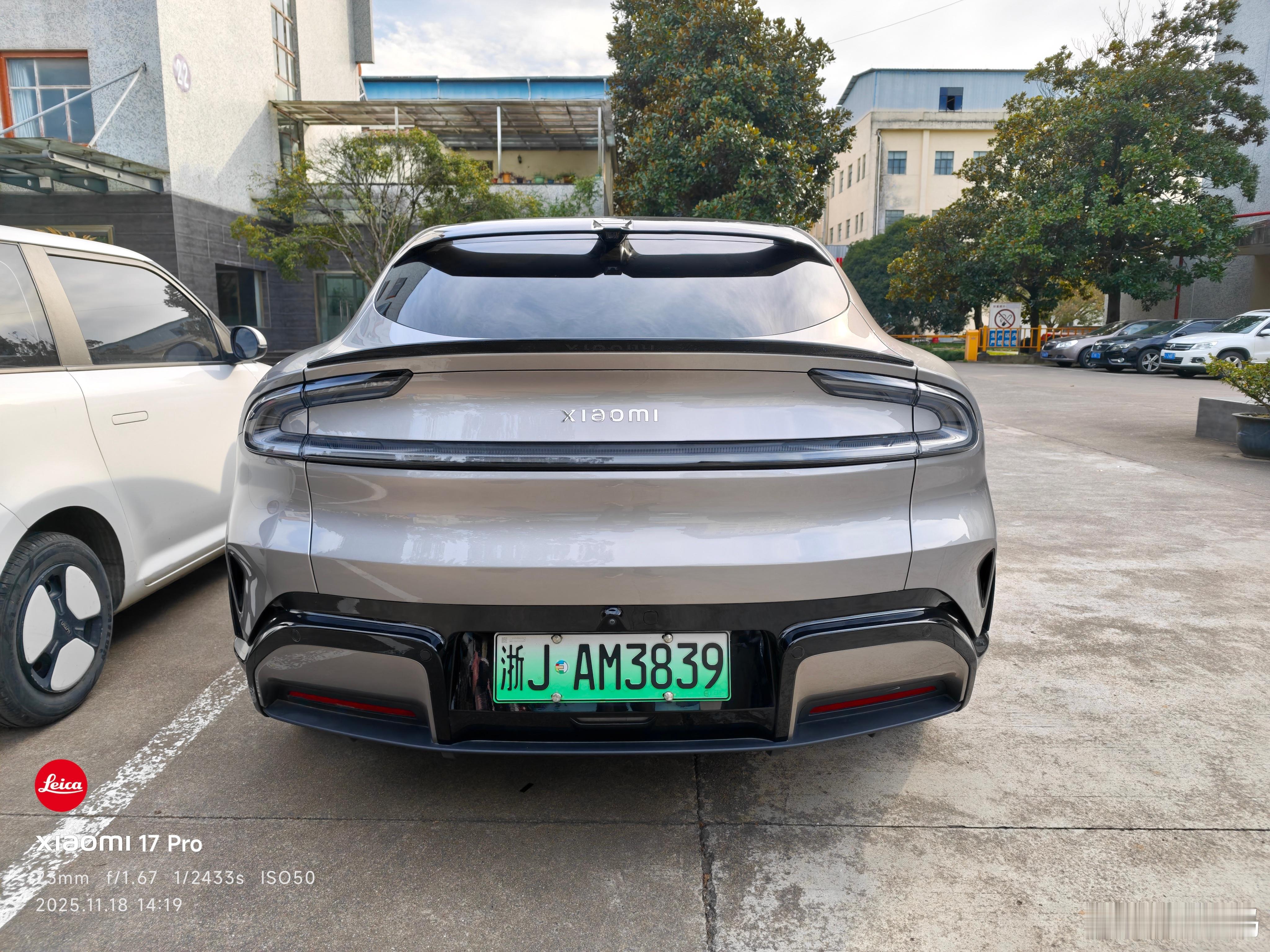 “御妻”回来了，成“光屁股”了。售后让我贴完车衣之后，再把车标贴回去。要不要贴回