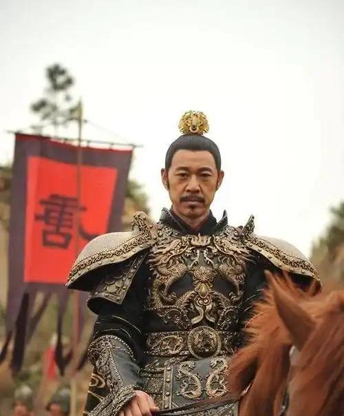 窦建德率十万大军直逼虎牢关时，李世民下令将千匹战马驱至河边放牧。尉迟恭急得跺脚：