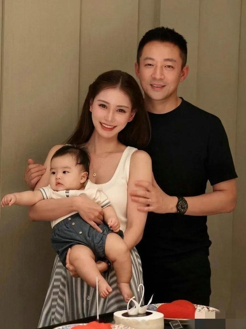 同样是一个人，两张全家福照片，愣是拍出了两种人生。​​​