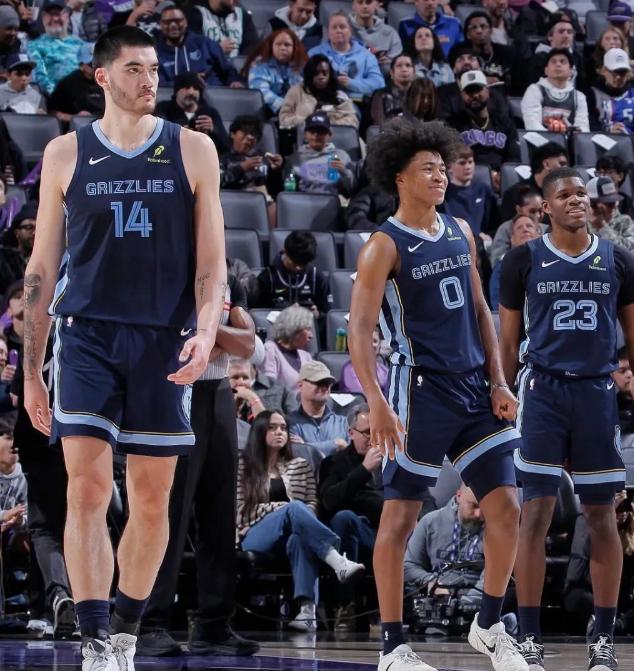 联盟第二中锋！正式赛季报销3月4日中午，孟菲斯灰熊突然发布公告，扎克·埃迪接