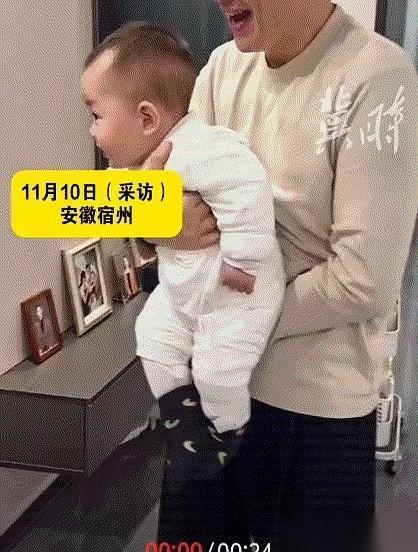 门一开，孩子就炸了。真的，就跟个小炮仗一样，在爸爸怀里“砰”一下就炸了。手舞足