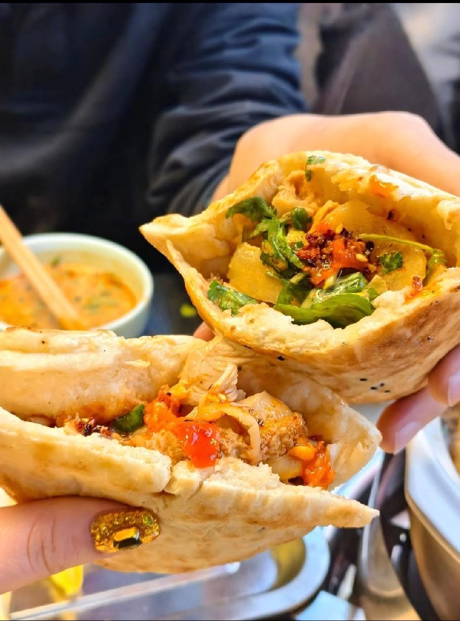 今天跟我姐妹约饭，俩人一拍即合冲小火锅！坐下刚点完锅底，我俩异口同声：“再各来一