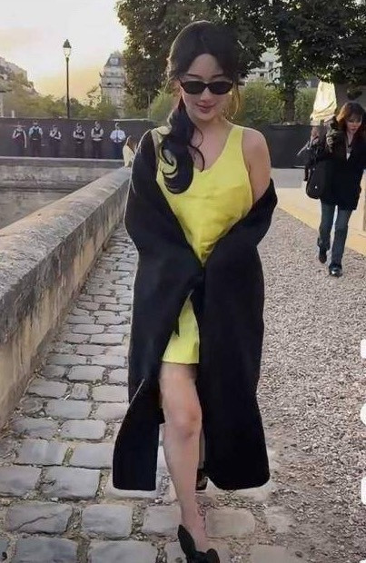 纪梵希大秀杨紫G社生图和路人随拍截图，你觉得她的时尚表现力如何？​​​