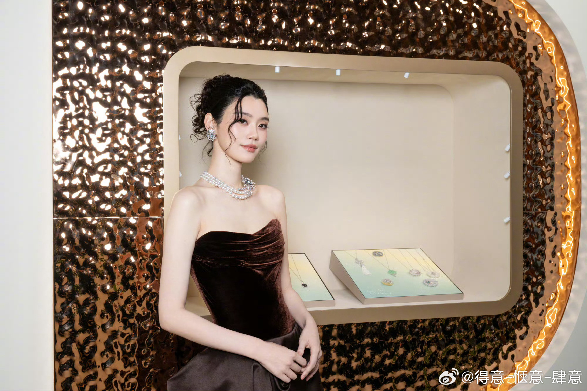 奚梦瑶拿蛋糕这个动作9月28日澳门答谢宴，奚梦瑶一个拿蛋糕的细节意外刷屏。甜品塔