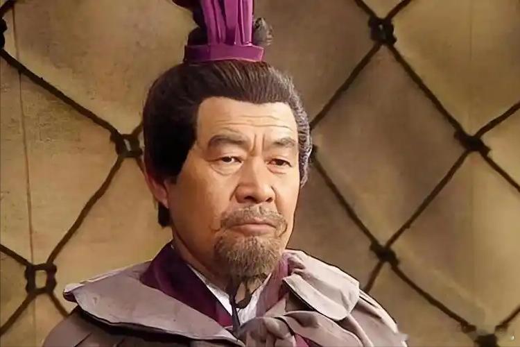 三国三国一流谋士中，有个怪人。他随曹操征战十几年，所献计谋几乎招招致命，曹操一