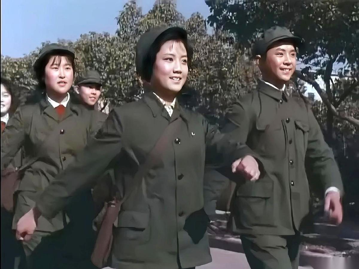 你知道吗？这张照片里的女主角，差点就不是她。导演心里最想用的，是十年前那个原版