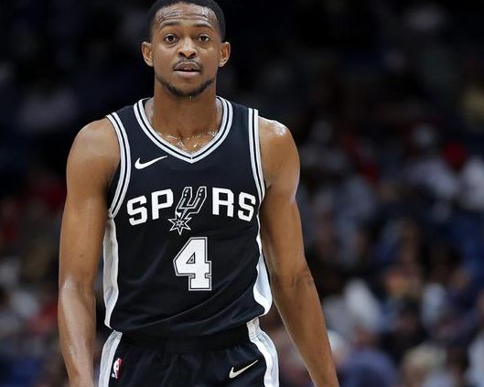 福克斯和文班在处理丢球上面就是两个极端文班如果吃瘪了下回合大概率要想办法打回来