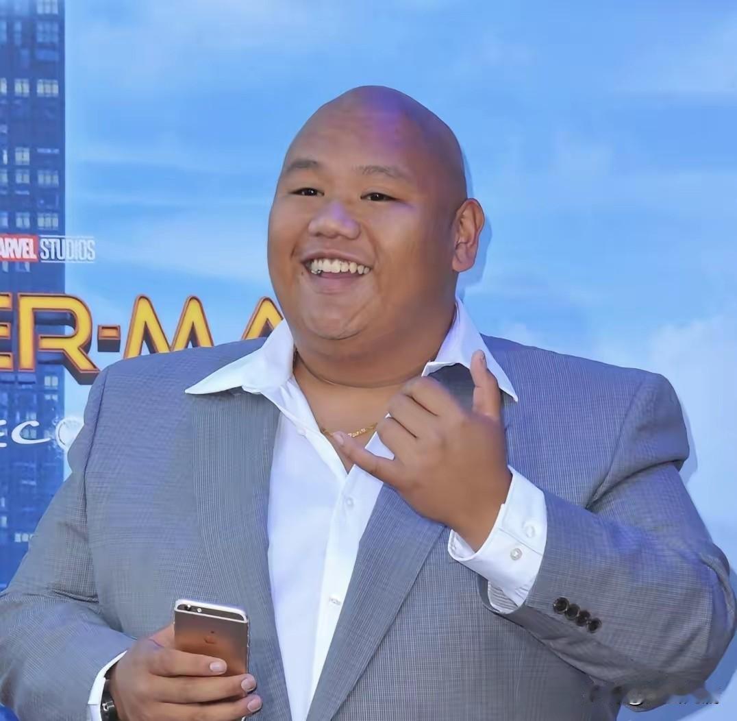 这位蜘蛛侠系列当中的演员，是菲律宾裔美国人，妻子比他高半头，是个设计师。雅各