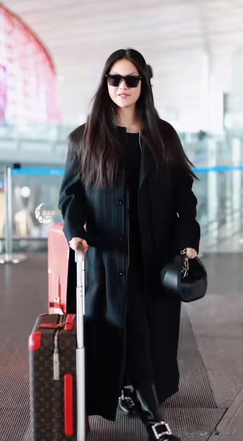 王诗龄刚从上海回北京，今天就紧赶慢赶的坐飞机回英国上学了，这次还是爸爸王岳伦护送