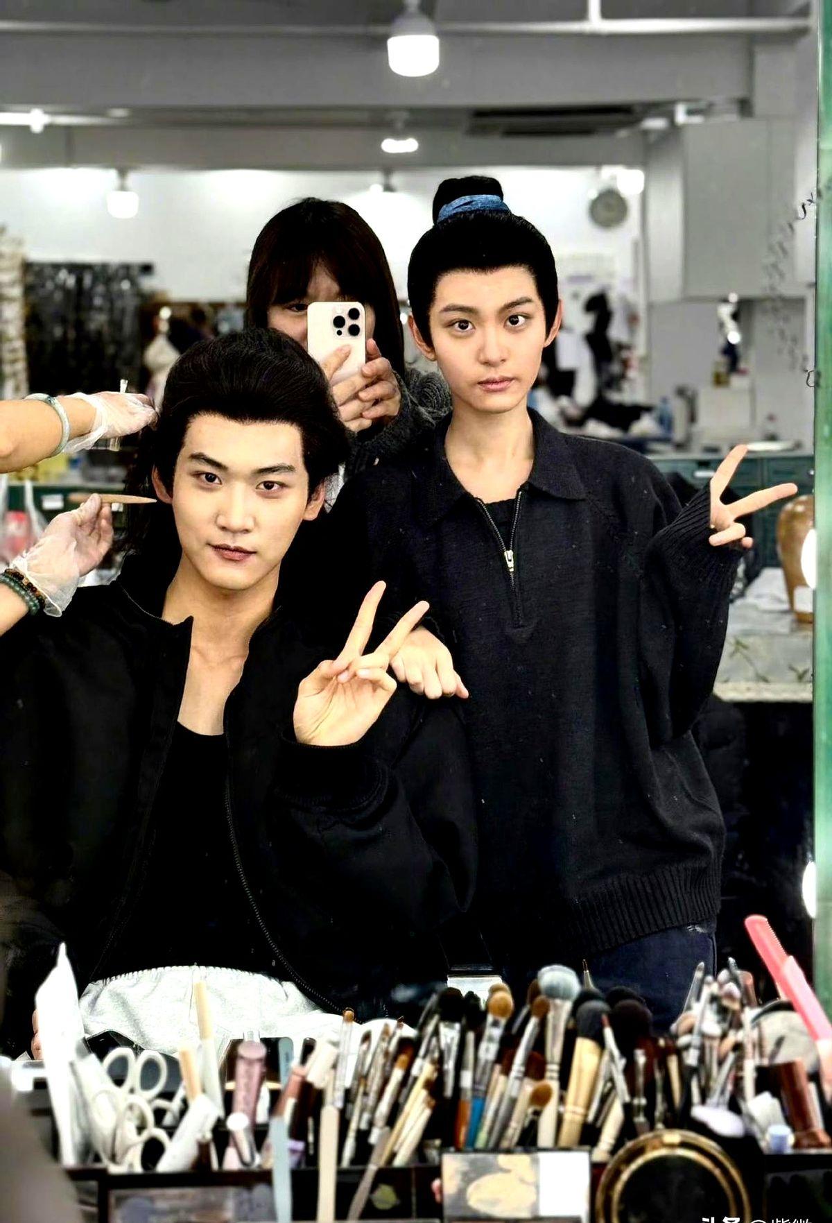 于正发布旗下艺人许晴女扮男装的照片。照片里的许晴英气十足，眉眼轮廓深邃，完全