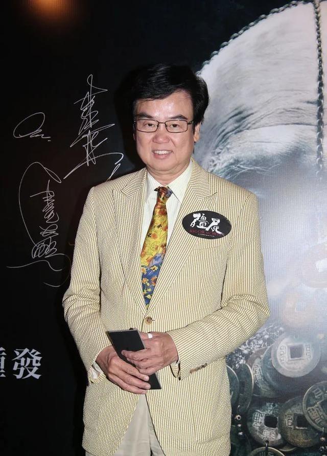 1987年的一天黄百鸣在给员工发工资时，发现了有一个叫王家卫的编剧居然在公司摸鱼