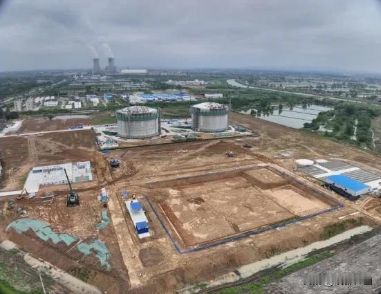 【庐江省级重点LNG项目正式开工】近日，合肥（庐江）LNG应急调峰储备站配套工