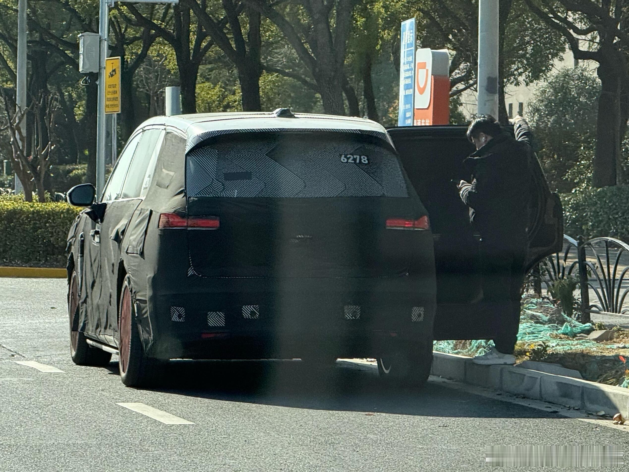 图一这是蔚来ES9？和全新蔚来ES8放在一起，最明显差异就是踏板。新能源汽