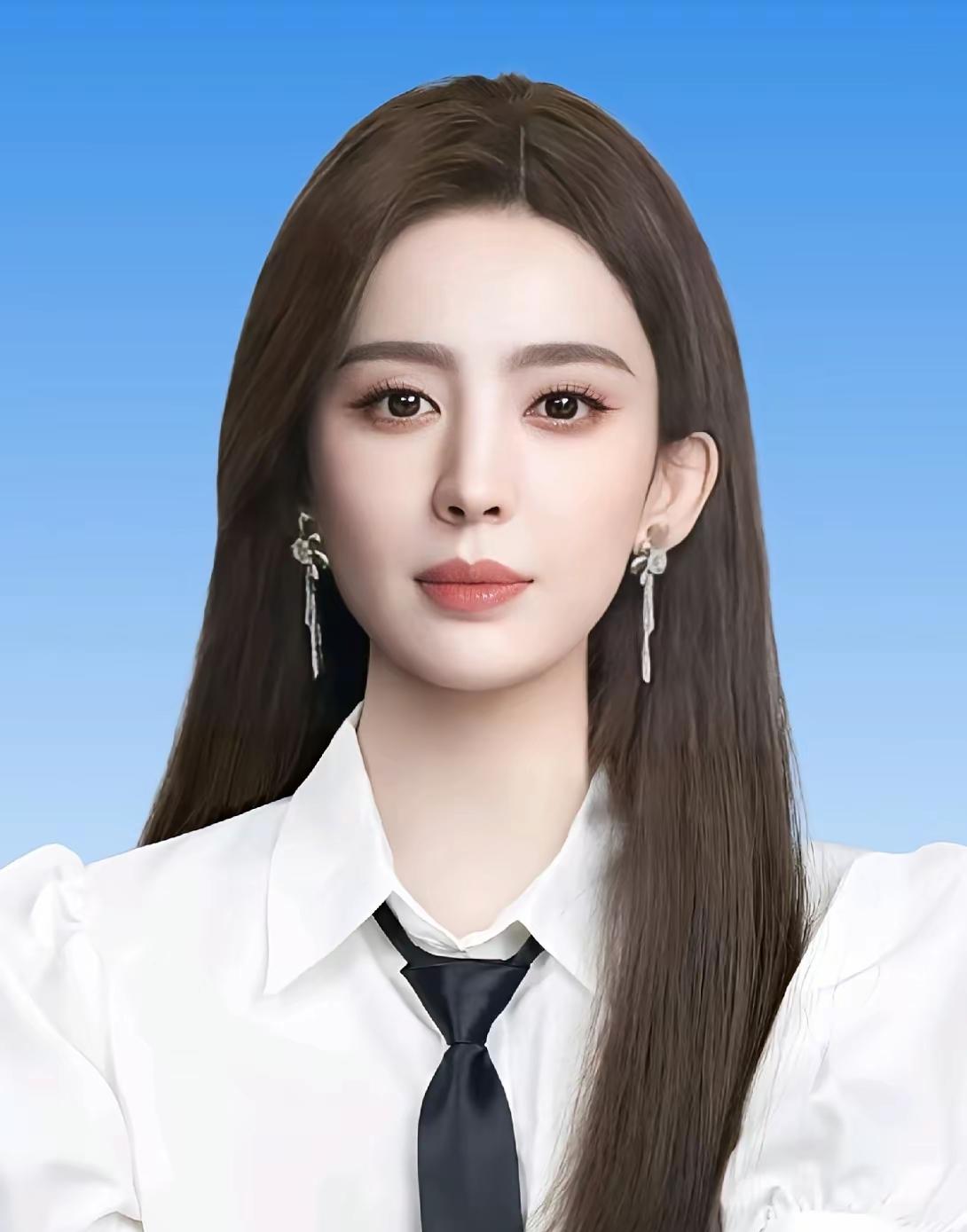 来吧！娜扎和热巴比一比证件照看谁的颜值更强！