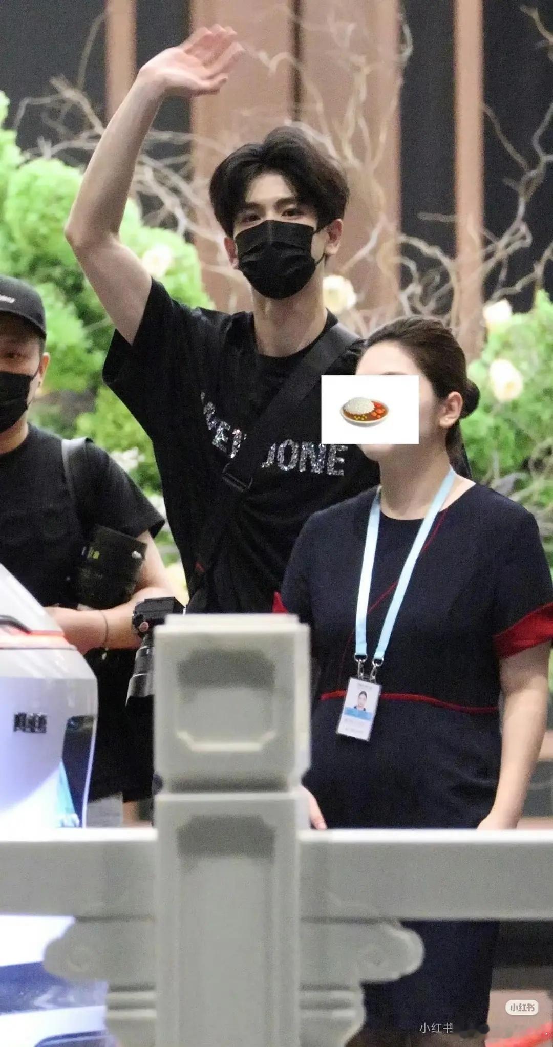 张凌赫田曦薇好配脑门都很大​​​