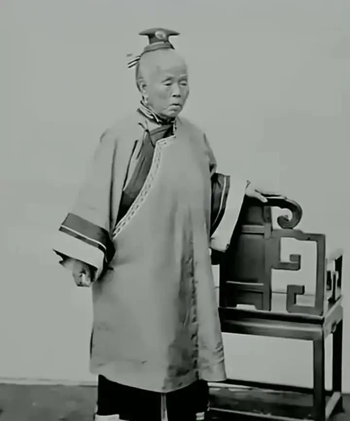 1868年，45岁的李鸿章看到母亲露在轿帘外的脚，忙低声说：“娘，你把脚往回收收。”没想到李母一脚踢