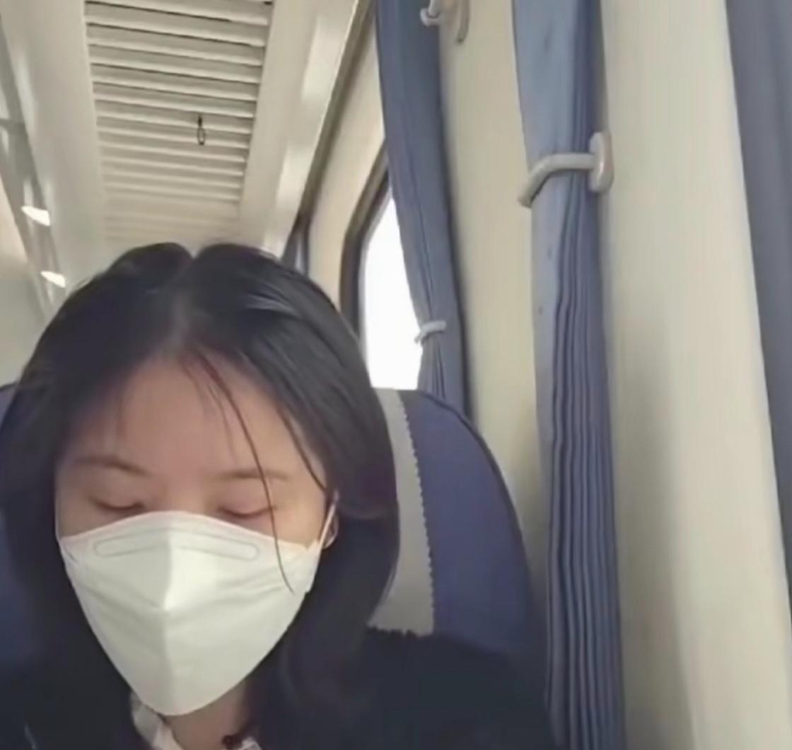 太夸张了吧！一名女生去坐火车硬座，因为担心吸到车里的二手烟，于是上车前准备十足，