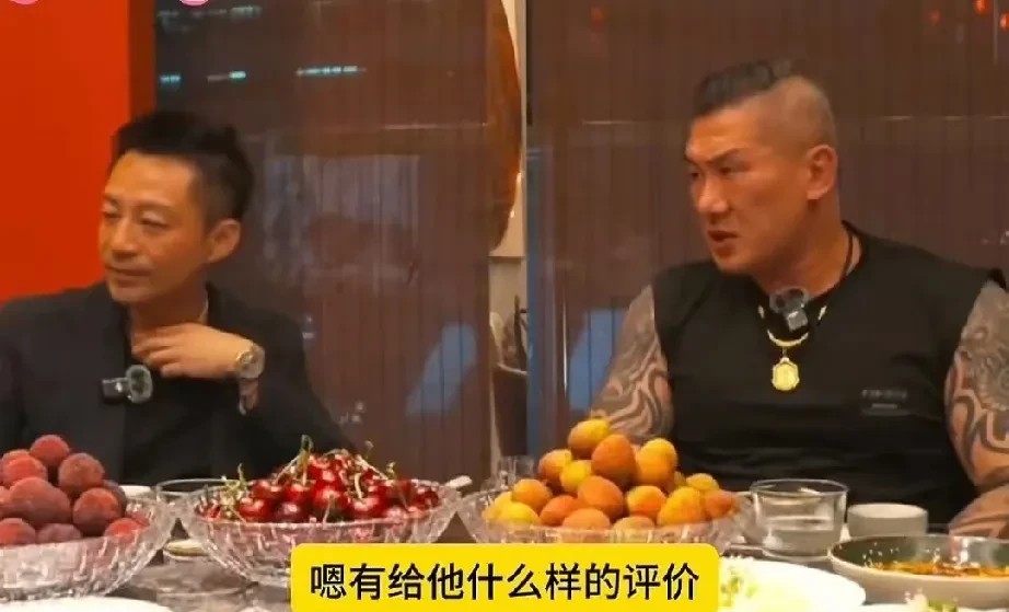汪小菲宴请台网红“馆长”快结束时，中天小姐姐问汪小菲，对“馆长”来大陆走走看看，
