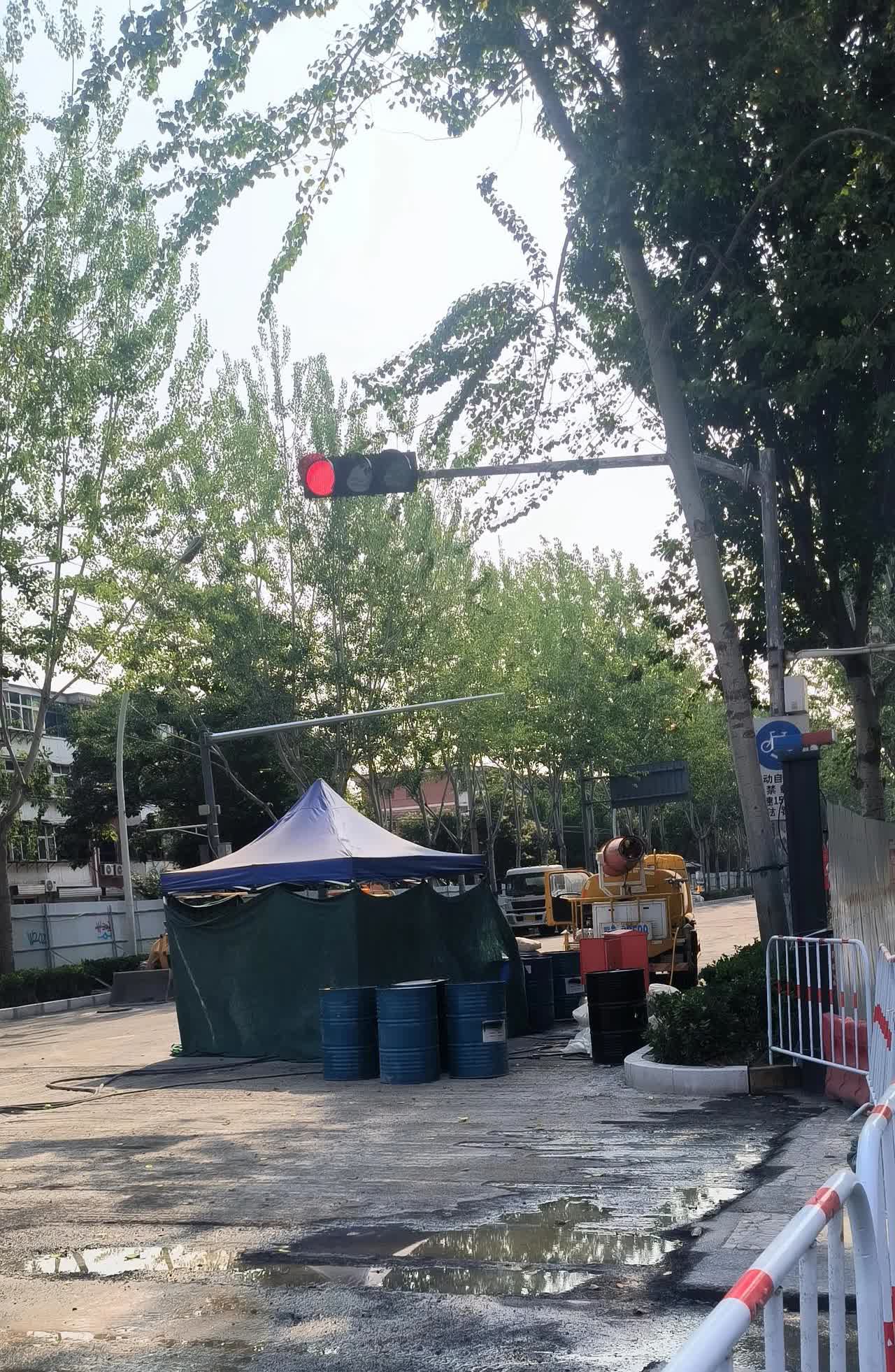 邯郸市光明南大街塌陷事故谜底有了。光明大街下面是1.5米的排水管道，施工