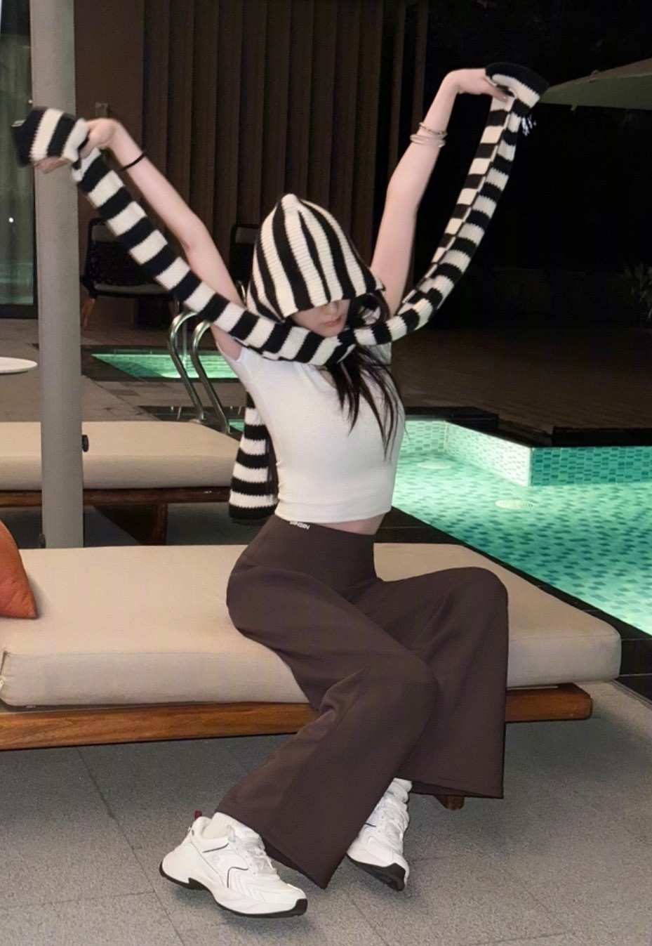 杨幂其实不算新pose，不过还是一模一样，可以做正面的托举立牌了