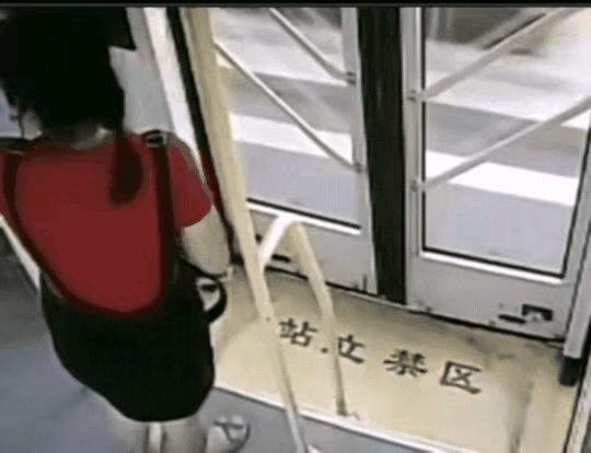 刷到这样的视频，我心都跟着紧一下，这样的情况应该谁来负责？