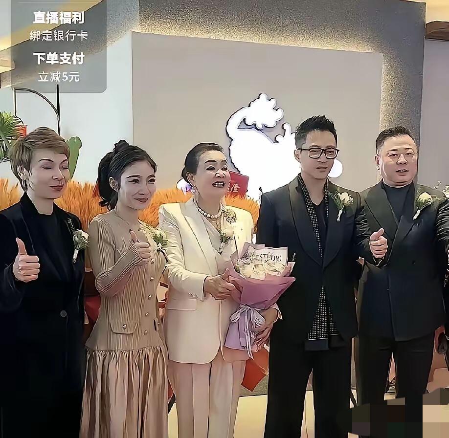 兰姐是个通透豁达的人，看见小菲过来，半点没往心里去，反而主动上前打招呼。当妈的哪