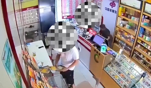400多元没刮中，男子顺走15张彩票，结果奖金没等来警察先到。 9月15日，