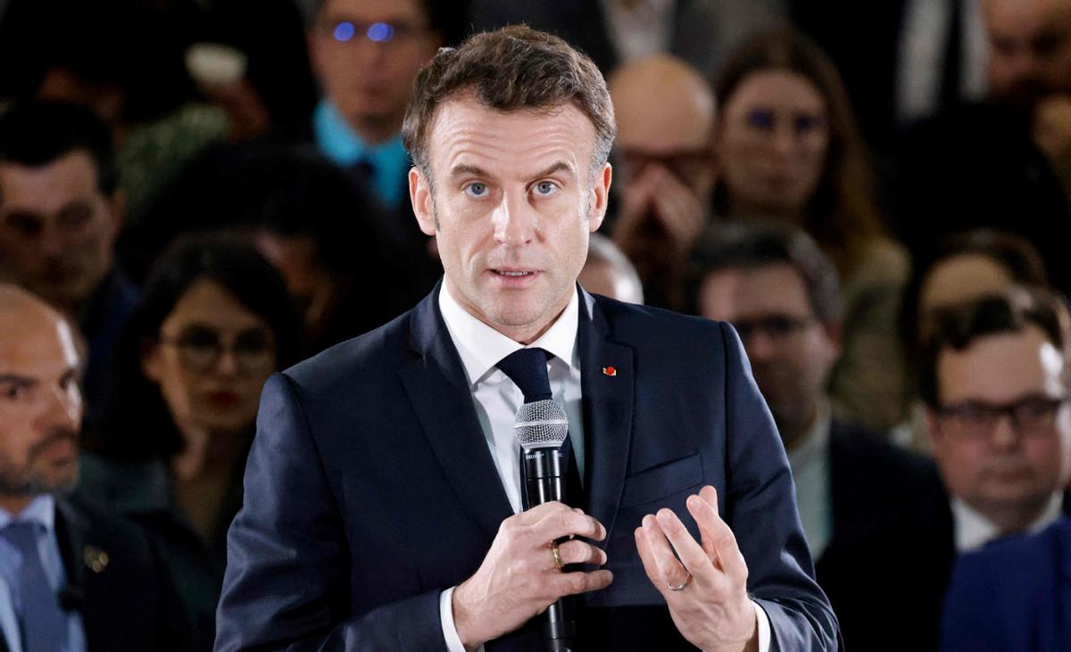 马克龙埋怨中国，中方接过话筒后8个字表明态度，特朗普专机迫降。马克龙眼馋中国投资