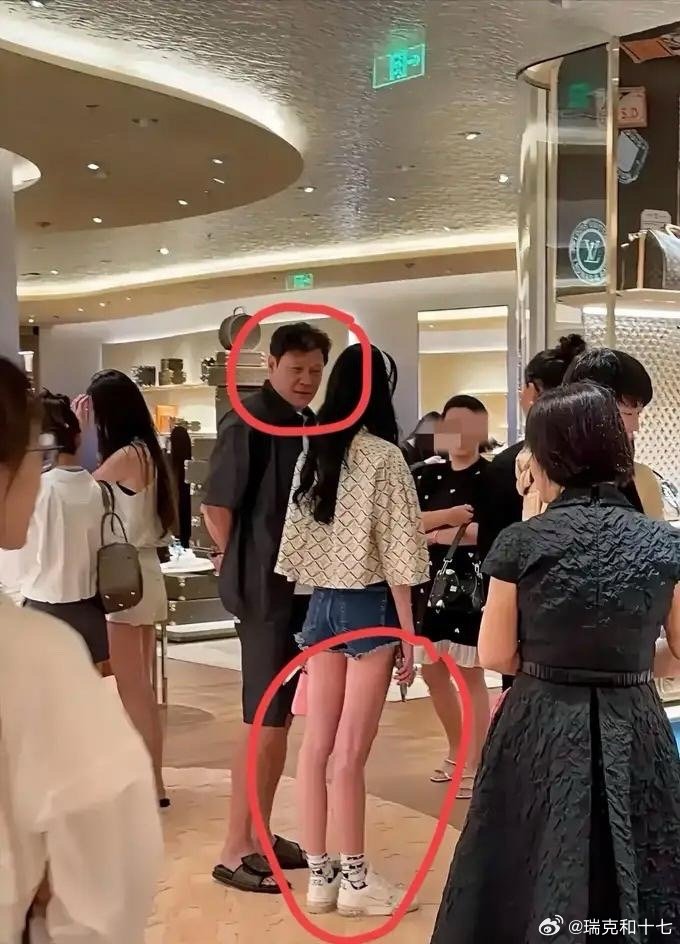 网友偶然碰到范志毅带着比他小17岁的老婆去看展览，看了下照片，不得不承认，范志毅