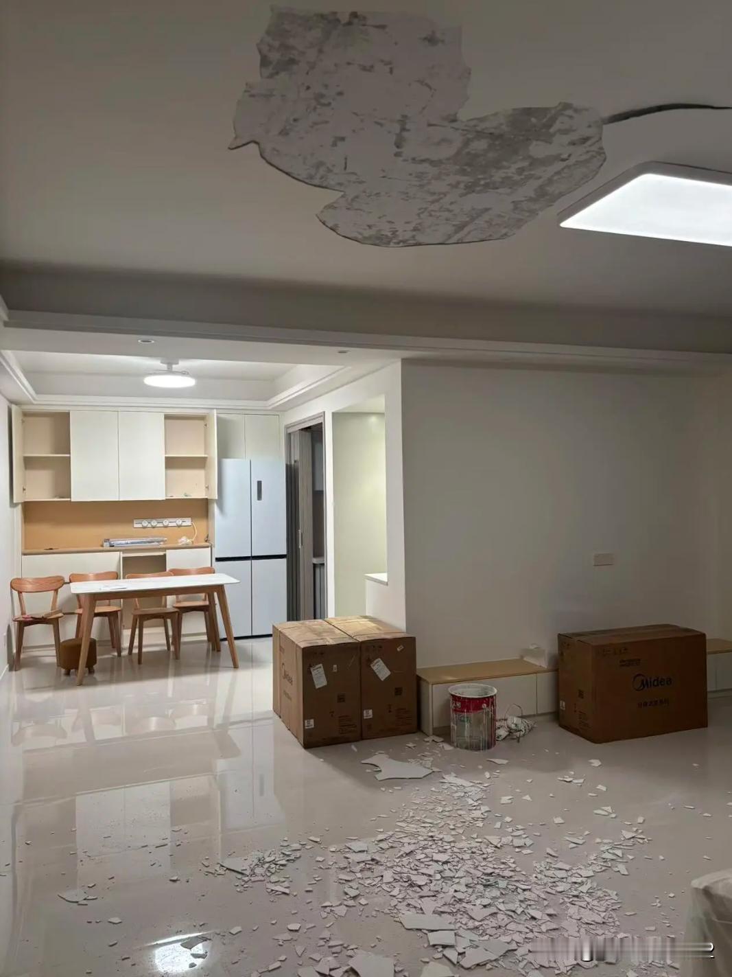 两个月不到天花板脱落，到处开裂！太危险了！今年9月底刮的腻子，10月初刷