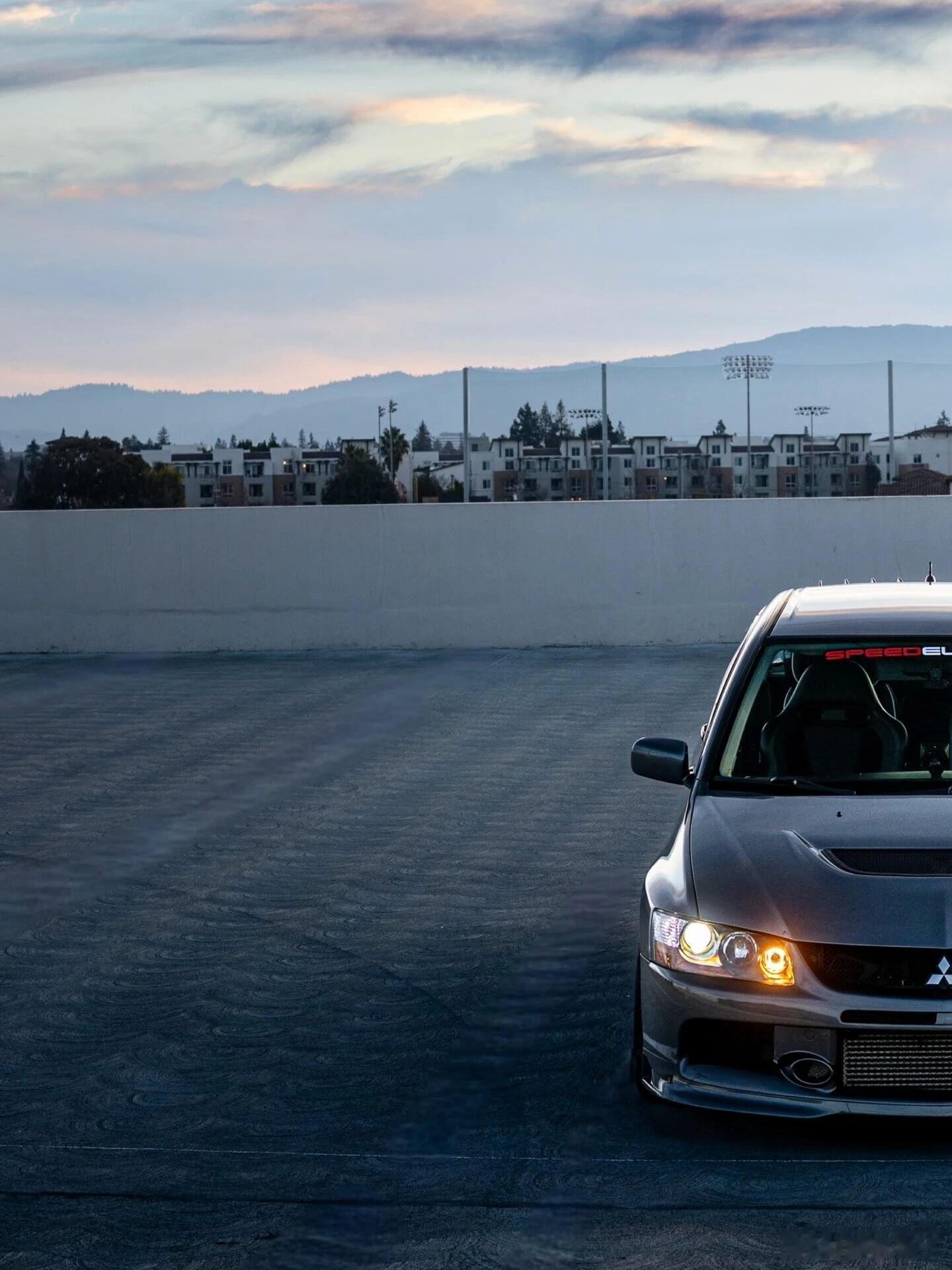 三菱evo诞生于WRC赛场，凭借“拉力街车”的定位和强悍性能，成为90-00年