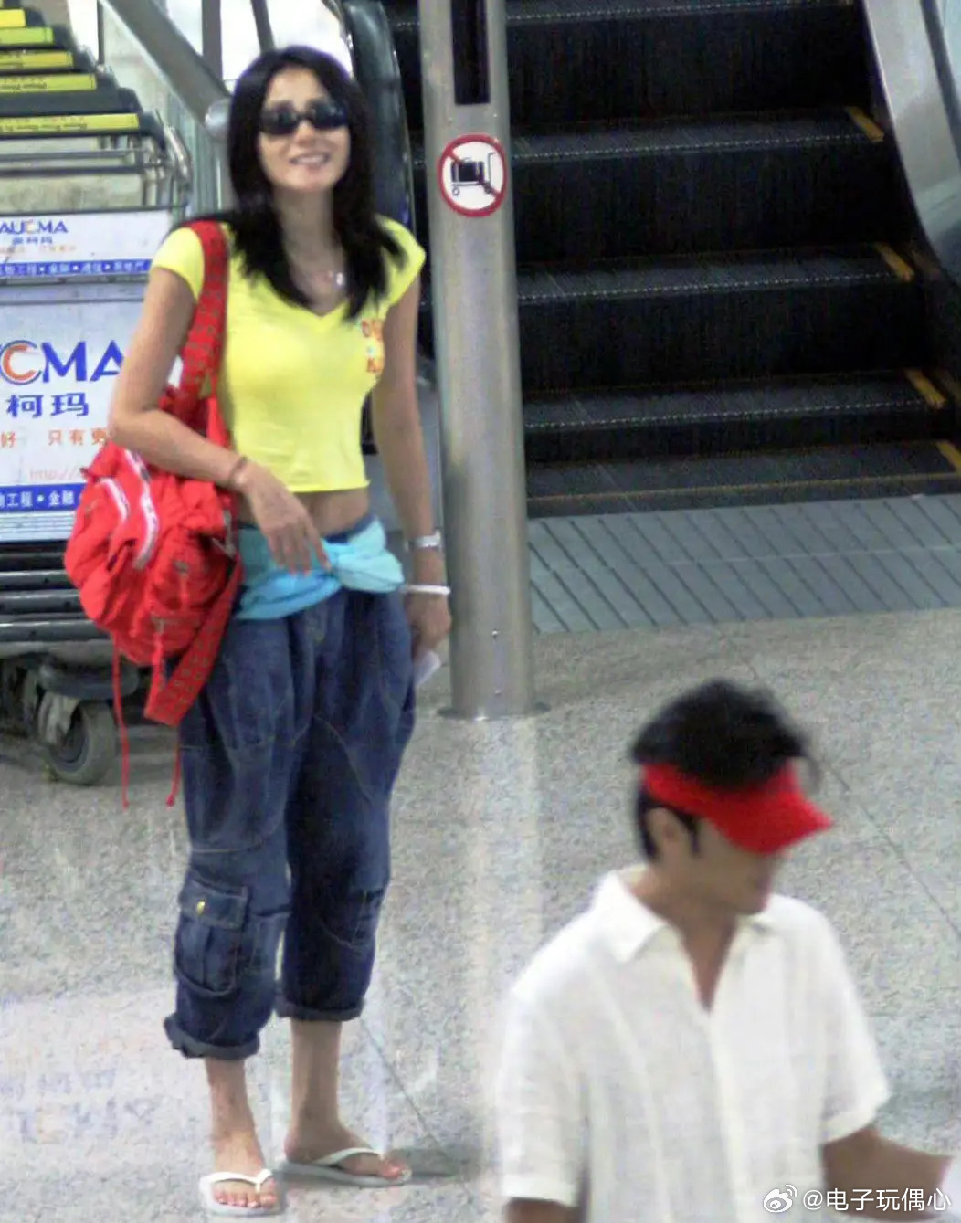 再看2005年的王菲：满眼是爱、蹦跳撒娇，那时她即将当妈妈