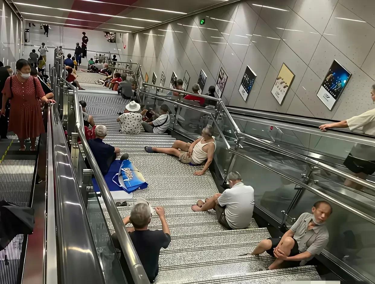 地铁本来就属于公共资源，蹭空调一词好像不太恰当！