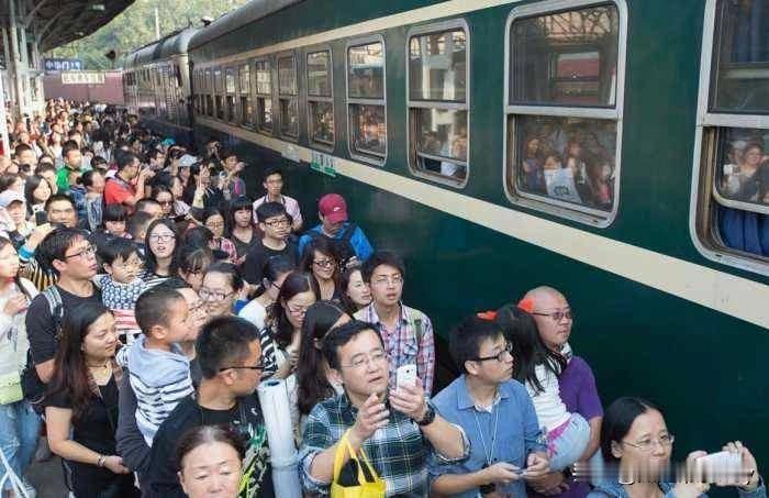 打工人过年返乡，最经济实惠的交通工具当属绿皮火车，然而绿皮火车的车票也是最难抢的