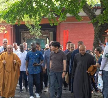 这是少林寺前方丈释永信接待前来少林寺参观的国外要人。作为少林寺的方丈，释永信的身