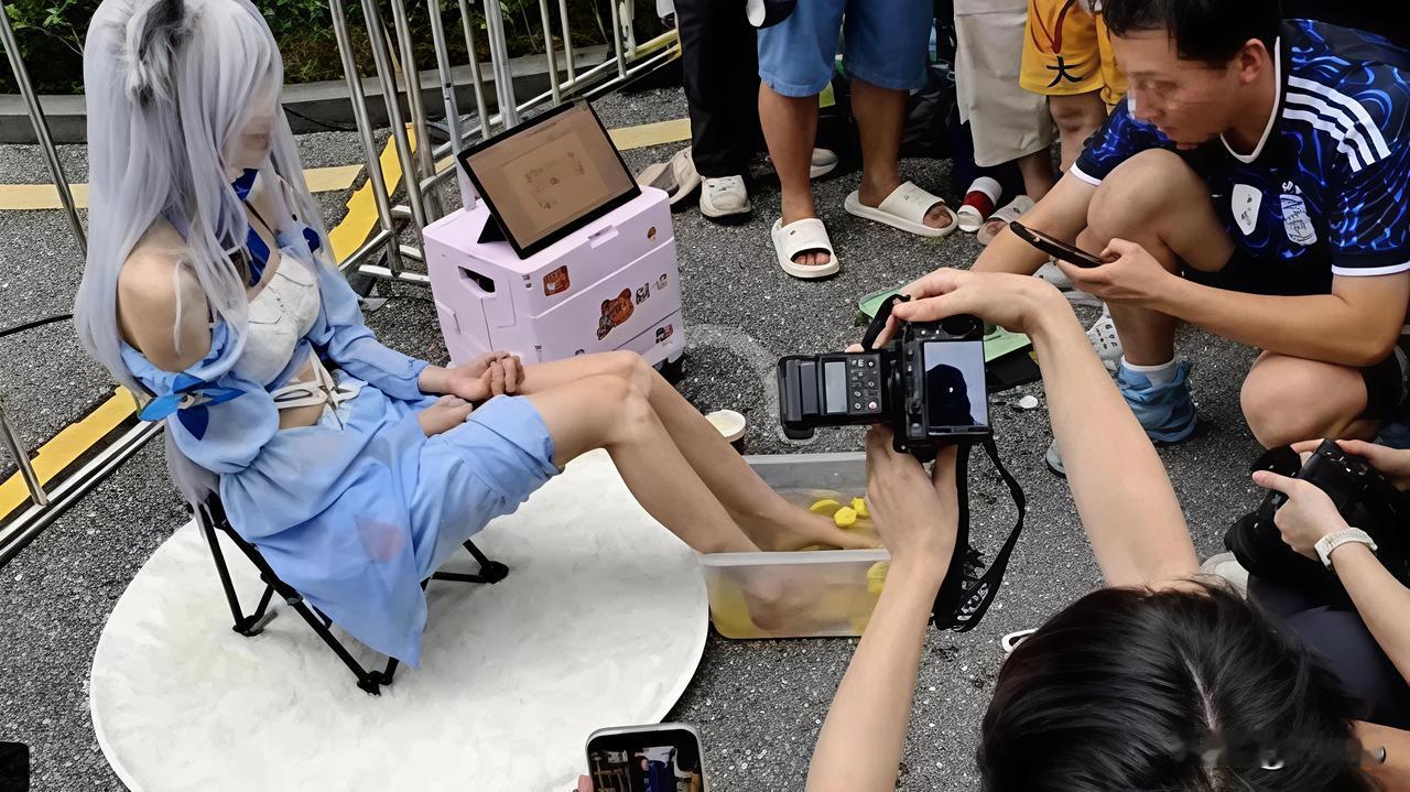 50块钱一杯的洗脚水，你敢信？不仅有人卖，还有人排队抢着喝！广州萤火虫漫展