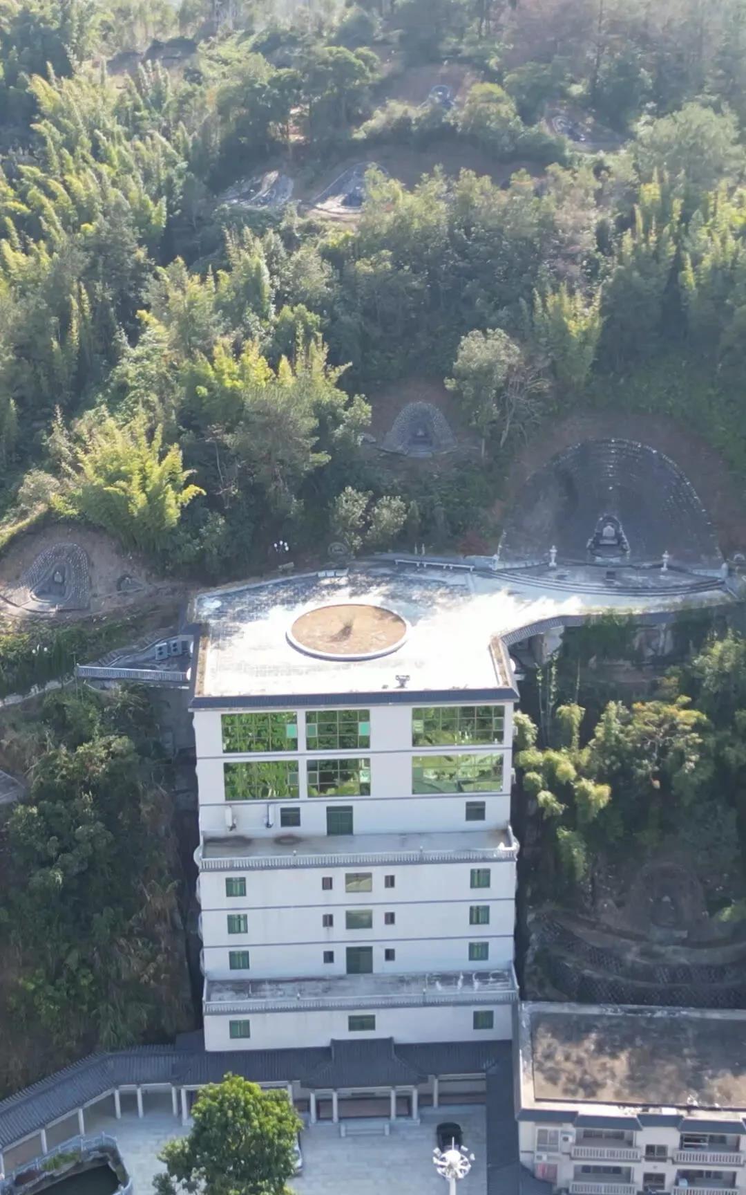 农村大老板建的房子，没想到屋顶竟然是这样设计的，能看懂的不简单。
