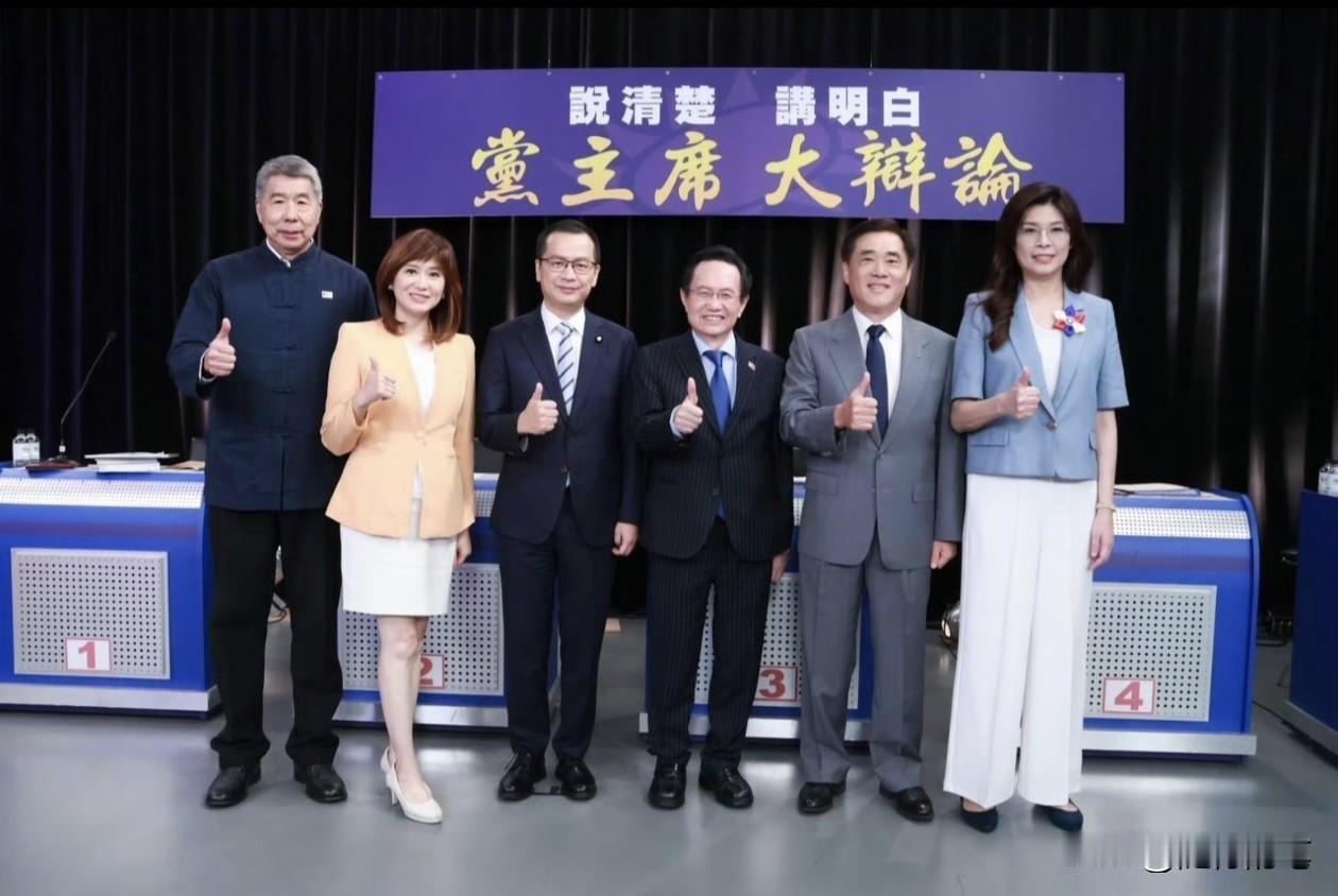 看到没？这是中天举办第二轮辩论时，这几位参选人与主持人周玉琴的合照，这站位太有意