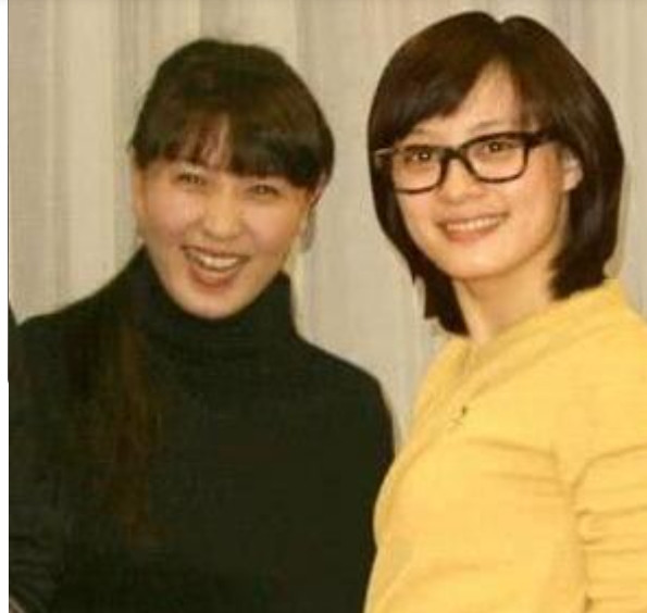 闫学晶和孙俪曾是一对非常好的朋友，她经常给孙俪邮寄东北土特产，一开始，孙俪总是热