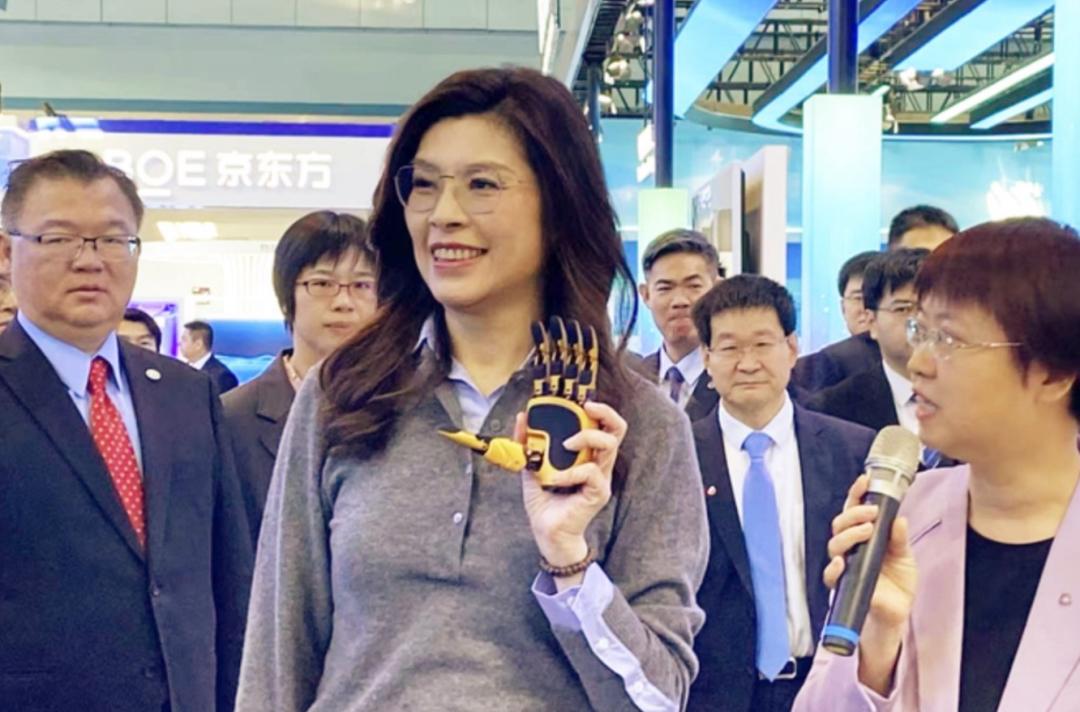 请问郑丽文小姐，这种左右摇摆、左右逢源术，试图“倚美”又不弃“亲陆”人设的套路，